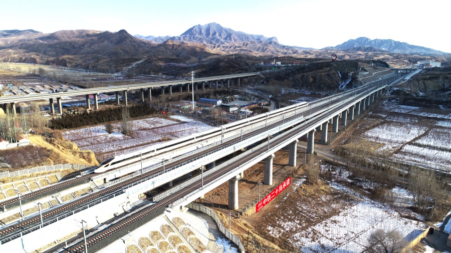 智能高鐵像離弦之箭穿越6020米清華園隧道。這座中國鐵建參建的北京最大直徑高鐵盾構隧道，在全國大盾構智能控制中心技術支持下，先后開發了BIM管理系統、三維可視化平臺，通過大數據分析和云計算，微創手術式精準作業，在人口稠密高風險區穿越3條地鐵線、6條市政主干道、88條市政管線和眾多古建筑，實現全程零沉降，為高鐵進城和城市地下空間開發提供了寶貴經驗。圖為首列G8811次復興號列車進入崇禮鐵路運營時場景。（曲志忠 攝）