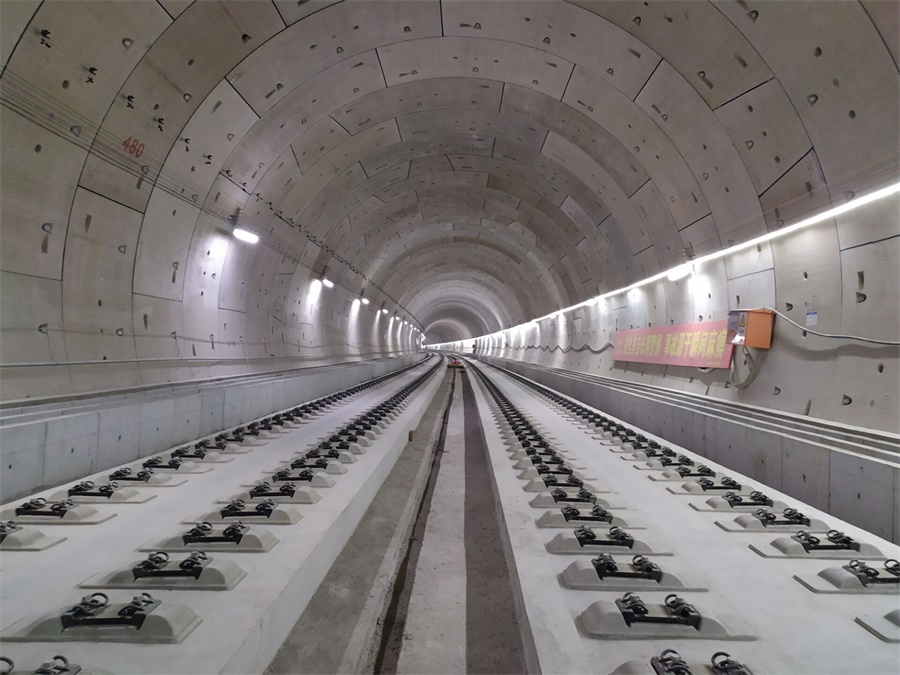 京張高鐵連接同步通車的崇禮鐵路，是我國《中長期鐵路網規劃》中“八縱八橫”高速鐵路網北京至蘭州通道的重要組成部分，174公里的線路向西與同日開通運營的張家口至呼和浩特、張家口至大同兩條高速鐵路相連，向東與北京樞紐連通，形成內蒙古東部、山西和河北北部地區快速進京客運通道，將助力京津冀一體化協同發展，為2022年北京冬奧會提供高質量交通運營服務保障。圖為京張高鐵無砟軌道鋪設完畢后場景。