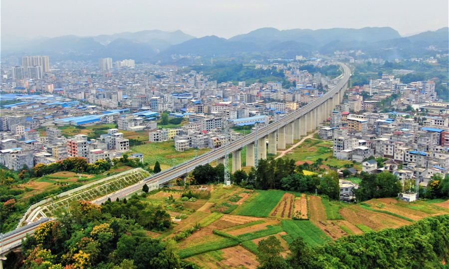 近日，由中國鐵建所屬鐵一院設計，中鐵十一局、中鐵十四局、中鐵十六局、中鐵十七局、中鐵十八局、中鐵二十一局、中鐵建設等單位參建的黔（江）張（家界）常（德）鐵路正式開通運營。圖為中鐵十四局承建的黔張常鐵路鳳翔立交特大橋。（張明杰 攝）