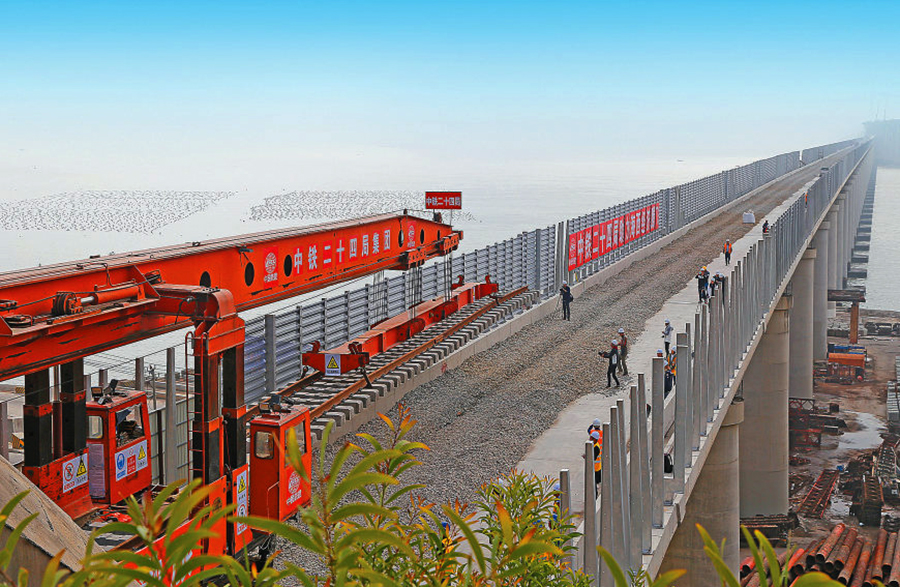 近日，由中國鐵建大橋局、中鐵二十四局等單位參建的福平鐵路平潭海峽公鐵兩用大橋開始鋪軌施工。大橋全長16.34公里，下層設計為時速200公里的雙線I級鐵路，上層設計為時速100公里的雙向六車道高速公路。福平鐵路建成后對密切海峽兩岸交流合作，促進東南沿海經濟社會發展意義重大。圖為中鐵二十四局鋪軌現場。（張貴鋒 攝）