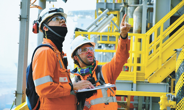 P67、P70“姊妹船”的雙雙交付，不僅為中國和巴西能源領域的戰略合作搭建起友誼的橋梁，也將進一步增強中國與“一帶一路”沿線國家在能源領域的合作，并助推中國海工裝備制造產業加快“走出去”的步伐。圖為P70建造現場，外方業主正在驗收。