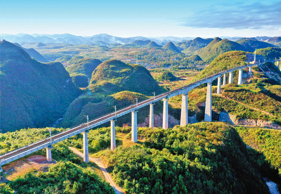 近日，隨著貴州甕馬鐵路與國鐵滬昆線接軌的馬場坪站順利開通，標志著甕馬鐵路進入開通運營前的最后沖刺階段。該鐵路由中國鐵建所屬中鐵二十局作為社會資本牽頭人主導投資建設和運營管理，投資近50億元，建成運營后對完善貴州區域鐵路網布局和推動經濟建設發展具有重要意義。圖為甕馬鐵路卡龍河特大橋。（雷鳴 攝）