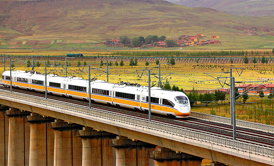 近日，張（家口）呼（和浩特）高鐵轉入運行試驗階段。負責張呼高鐵“四電”工程施工的中國鐵建所屬中鐵十二局電氣化公司推行新工藝、新方法，成為全線觀摩示范點，有10個工點被業主授予“精品工程”稱號。圖為張呼高鐵正在運行試驗。（郭丹 攝）