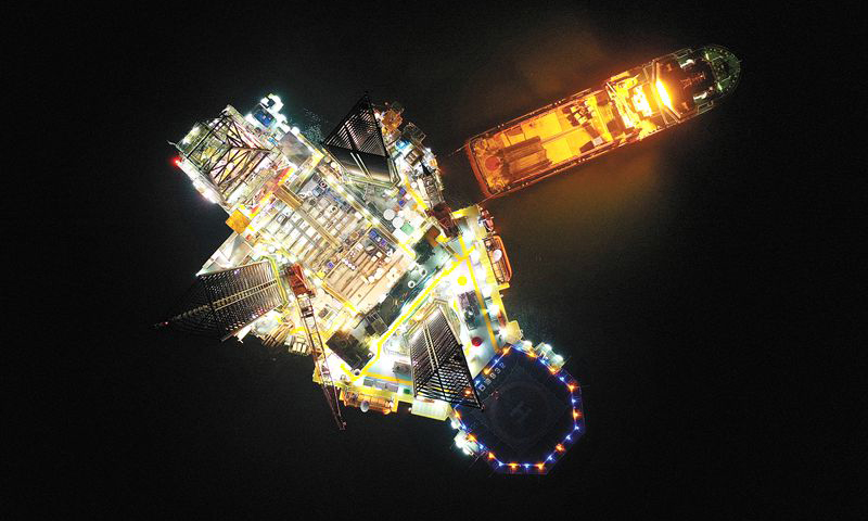 安全是生產作業永恒不變的主題。中國海油年終沖刺不忘安全，致力打造具有平臺特色的安全氛圍，保障現場作業安全。圖為12月10日，中國海油所屬海洋石油932鉆井船正在渤海海域渤中13-2油田鉆井作業。