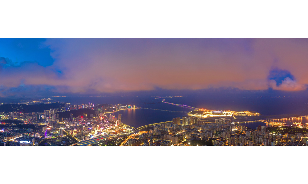 圖為2019年12月拍攝的珠海澳門夜景。（朱甸 攝）