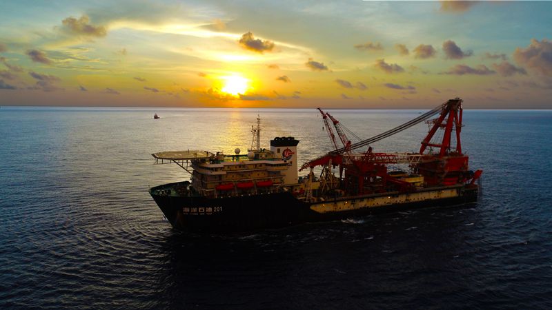 早在12月6日，中國海油所屬流花29-1項目最后一套PLET（海管終端系統）成功下水。至此，中國首艘3000米級深水鋪管船“海洋石油201”船圓滿完成今年所有的PLET安裝任務。中國海油所屬的“海洋石油201”船在實戰中逐步掌握深水安裝PLET技術，為明年的陵水17-2超深水PLET安裝作業奠定技術基礎。