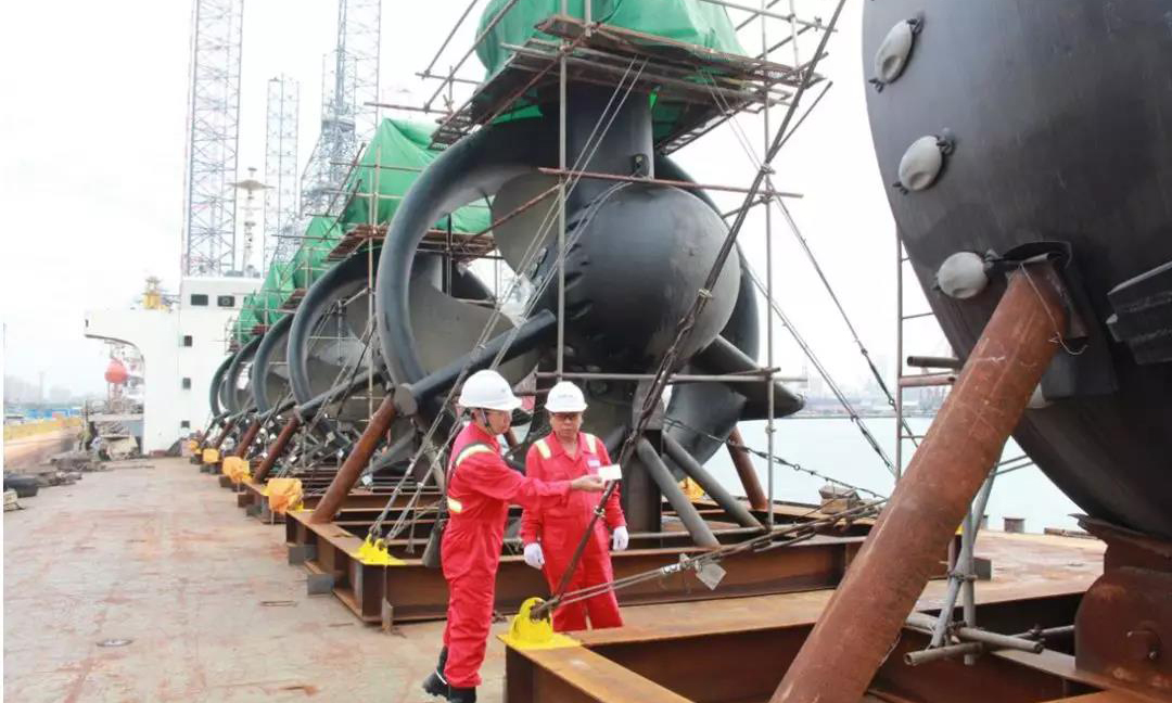 動力定位系統開啟后，位置傳感器、風傳感器、海流傳感器等儀器實時測得數據，并將數據傳輸給計算機，計算機進行數據處理后向各推進器發出指令，調整推力，確保平臺穩定停留在預定位置。圖為海洋石油982建造期間待安裝的水下推進器。