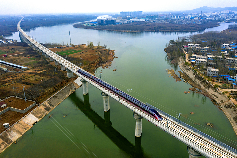 11月26日，日蘭高鐵日照至曲阜段建成通車，首發列車載著沂蒙革命老區人民的夢想正式駛入“高鐵新時代”。日蘭高鐵是通往沂蒙老區的第一條高鐵，全長494公里，設計時速350公里，是山東省有史以來建設里程最長、投資規模最大、建設條件最復雜、沿線人口最多的鐵路項目。圖為復興號動力組通過中鐵十四局承建的日蘭高鐵三和特大橋。