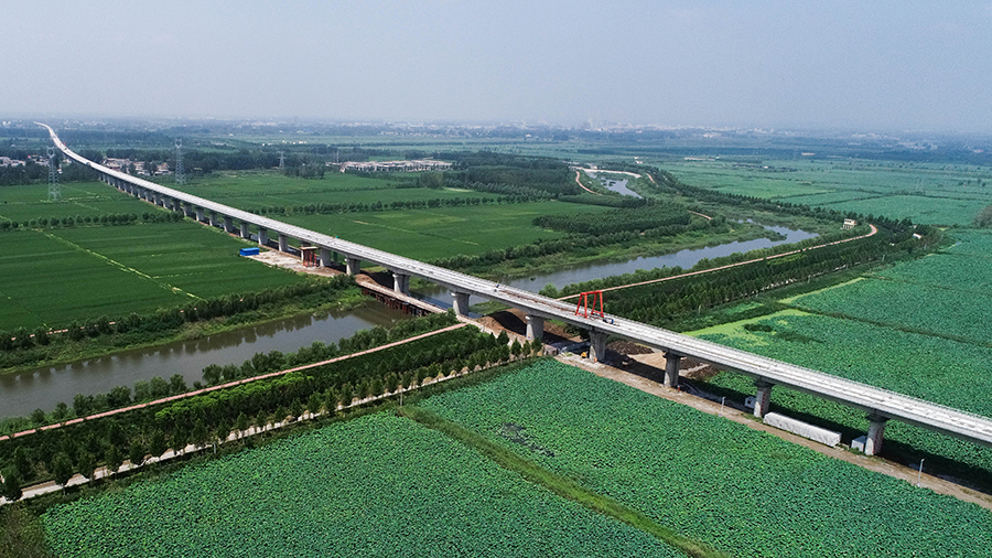 日蘭高鐵采用分段建設模式，由日照至臨沂段、臨沂至曲阜段、曲阜至菏澤段、菏澤至蘭考段組成。中國鐵建承擔臨沂至曲阜段76億元合同額工程。圖為中鐵十四局秉持綠色環保人文理念，讓日蘭高鐵與碧水藍天相映成輝。