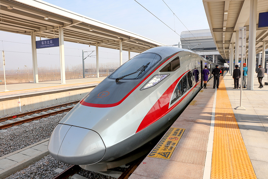 中鐵十四局承擔臨沂至曲阜段1標工程及全線和聯絡線532公里鋪軌任務。在臨沂梁場，他們首次將BIM生產管理信息系統應用于高鐵箱梁生產，所有人均可通過PC端或者現場電子顯示屏實時了解梁場最新制梁動態，且信息可在云端永久保存，施工資料的調取移交更高效。圖為在臨沂北站等待始發的G5587次復興號列車。