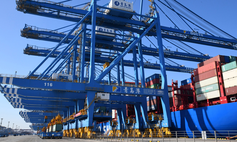 圖為11月28日拍攝的青島港全自動化碼頭（二期）現場。（新華社記者 李紫恒 攝）