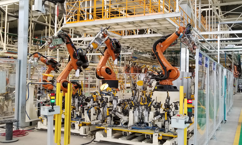 圖為近日在保定長安客車制造有限公司焊裝車間拍攝的機艙總成焊接機器人，完成對機艙焊接。（顧鵬 攝）