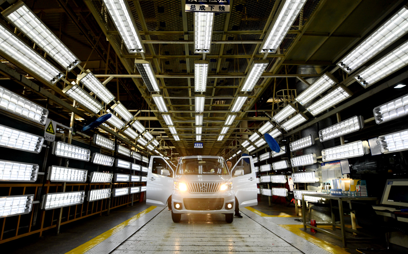 近年來，河北省定州市打造高新技術產業集群，助推當地經濟高質量發展。位于定州市經濟技術開發區的兵器裝備集團所屬保定長安客車制造有限公司深受其益，生產經營節節攀升。圖為11月19日，保定長安客車制造有限公司員工在生產線上進行質檢工作。（新華社記者 王曉 攝）