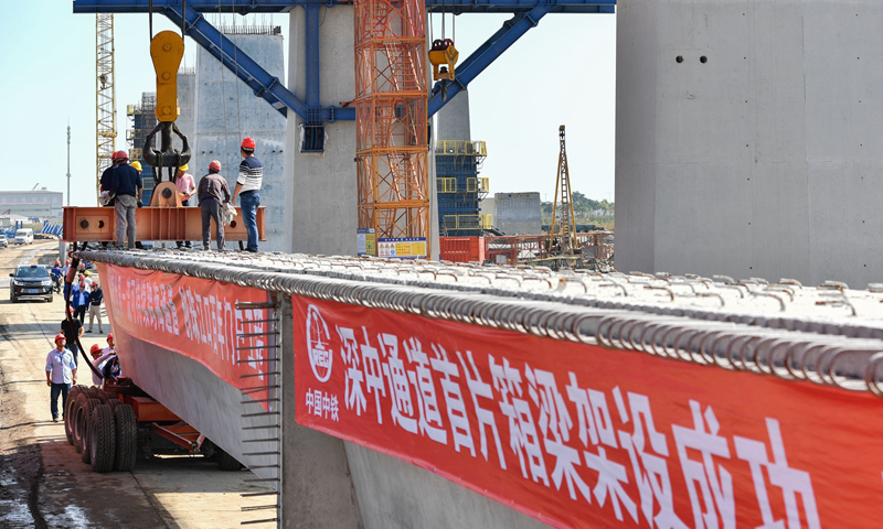 11月21日，中鐵大橋局施工人員在深（圳）中（山）通道西側中山市翠亨新區成功架設一片長40米、重160噸的箱梁，這也是深中通道全線架設的第一片箱梁。圖為中鐵大橋局施工人員在中山市翠亨新區架設深中通道首片箱梁。（新華社記者 劉大偉 攝）