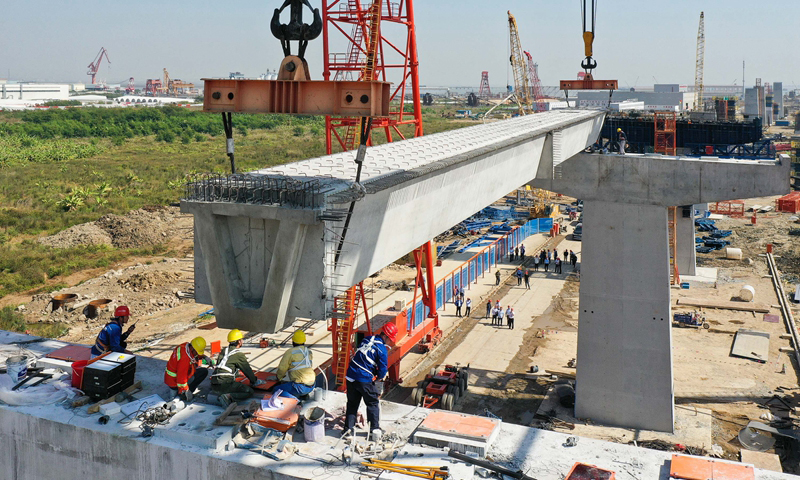 圖為11月21日，中鐵大橋局施工人員在中山市翠亨新區架設深中通道首片箱梁。（新華社記者 劉大偉 攝）