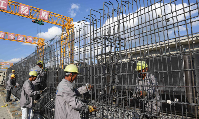 圖為11月19日，施工人員在玉磨鐵路景洪制梁場綁扎鋼筋。（新華社記者 楊宗友 攝）
