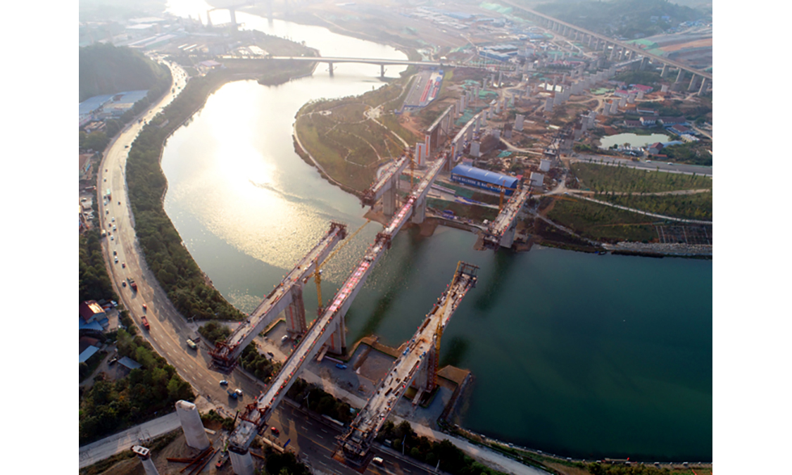 圖為施工中的渝懷鐵路增建二線舞水灣灘特大橋。（田堯江 攝）