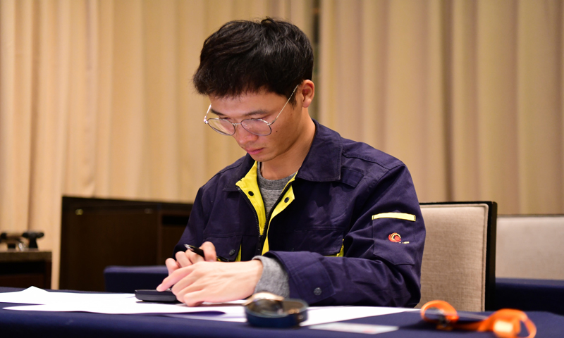 本次大賽理論考試包括計量法律法規、國家標準、民航行業標準以及相關基礎知識等內容。圖為中國民航航空油料計量統計員職業技能大賽理論考試現場。