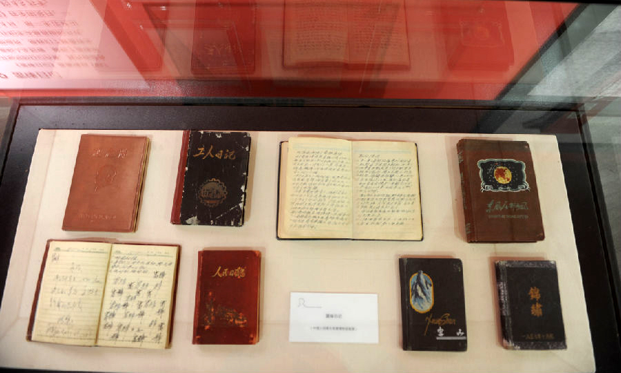 鞍鋼雷鋒紀念館共展出圖片155幅，展品80件。其中有35件展品首次亮相，包括小說《鋼鐵是怎樣煉成的》、棉帽等6件由雷鋒的老鄉、工友易秀珍捐贈的雷鋒曾用過的物品，19件中國人民革命軍事博物館借展的手稿復制件，10件雷鋒同時期生產生活用品等。圖為展館陳列的展品。