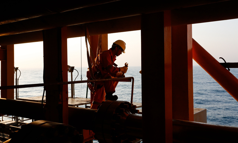 在拆解設備裝船前，作業人員對設備精密儀器和法蘭連接面等易損構件進行專門保護，避免設備在運輸過程中遭受損傷。