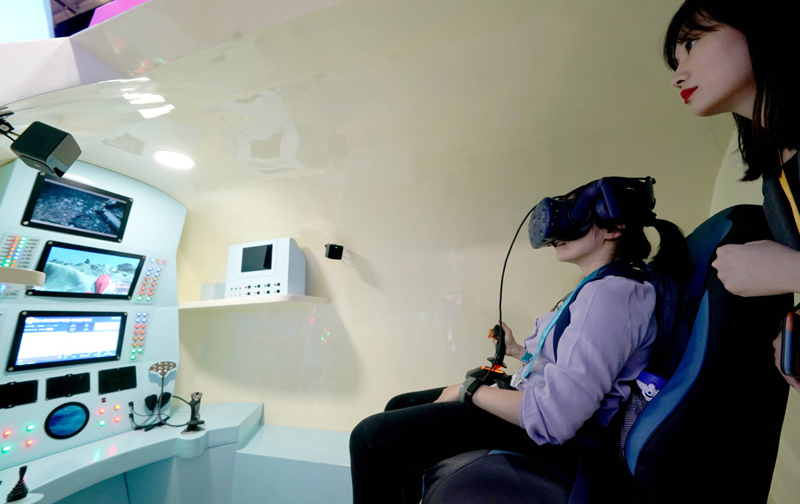 圖為11月5日，觀眾在第二屆進博會中國館“深海勇士”體驗倉內體驗。（新華社記者 陳建力 攝）