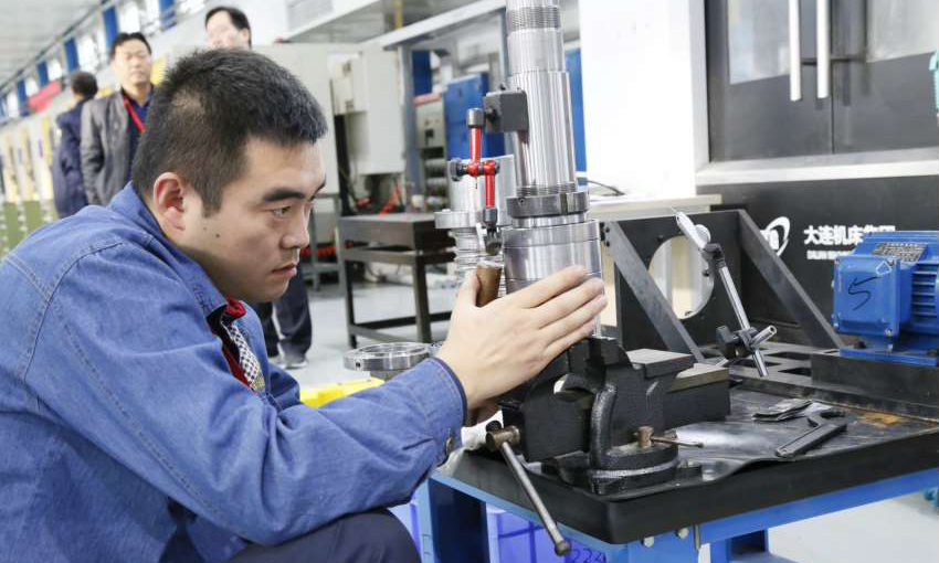 偌大的賽場里，一片熱火朝天的景象：選手們緊張有序地操控著手中的設備，工具碰撞聲、機器聲不絕于耳，數小時后，一個個精美的作品相繼誕生……這是中國航天科技集團有限公司第十屆職業技能競賽決賽的現場。