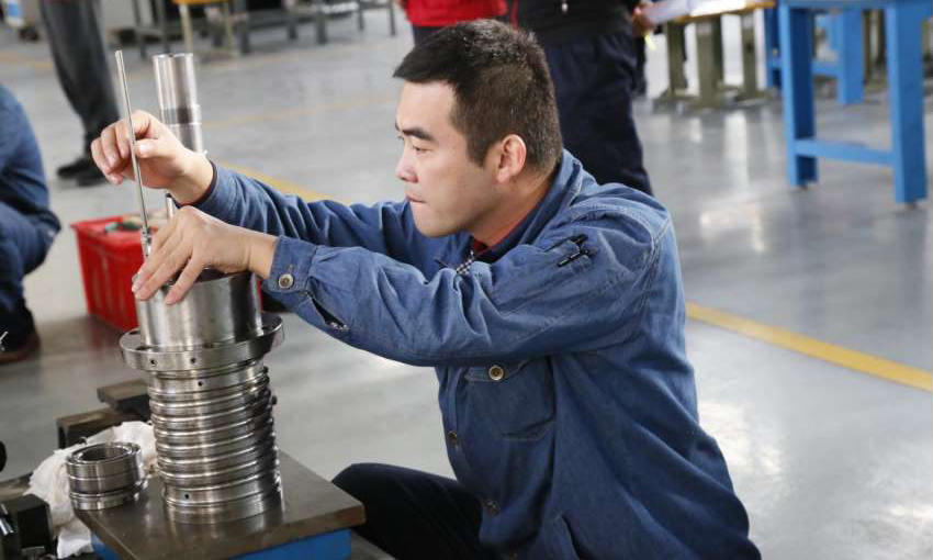 自2001年首屆競賽開展以來，航天科技現已形成了以國家級競賽和集團公司一類競賽為牽引、各院（集團公司二類）和基層單位競賽為主體、中央企業技能大賽和部委地方大賽為補充的職業技能競賽體系，為集團公司6.5萬余名技能人才搭建了開放交流、展現才華的舞臺，有力推動了航天科技技能人才隊伍的培養。圖為航天科技第十屆職業技能競賽決賽現場。