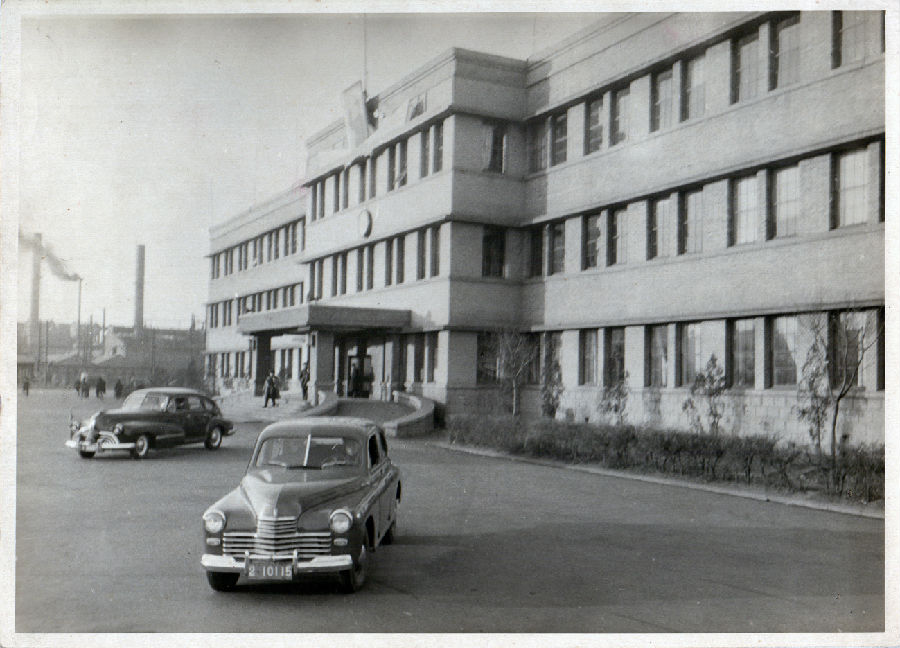 近日，“鞍山鋼鐵廠早期建筑”被確定為第八批全國重點文物保護單位，主要包括昭和制鋼所本社事務所舊址、昭和制鋼所迎賓館舊址、井井寮舊址等多處建筑。鞍山鋼鐵廠工業遺產群是我國現存最早的、保存最為完整的工業遺產群，同時也是類型最為豐富的工業遺產群，具有重要的歷史價值、科技價值、社會價值和藝術價值。圖為昭和制鋼所本社事務所舊址。（資料照片）