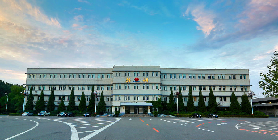 1950年，鞍鋼根據工作需要，在原三層樓的基礎上加蓋一層，現為四層。圖為2019年拍攝的昭和制鋼所本社事務所舊址現貌（現鞍山鋼鐵集團有限公司機關）。（康成明 攝）