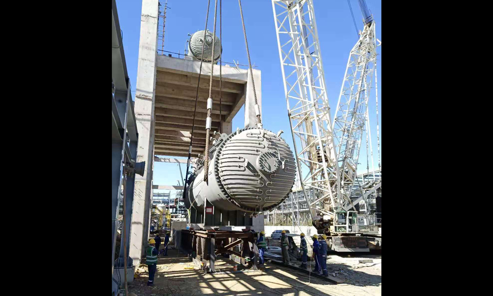 JPP二線第2反應器設計每年運行8000小時，可生產均聚物、無規共聚物、一般抗沖共聚物與R-TPO高抗沖共聚物。可加工成成型產品、板材、薄膜、纖維或其他形式的產品，適用于各種應用領域，包括汽車和家電等行業。圖為JPP二線第2反應器吊裝現場。