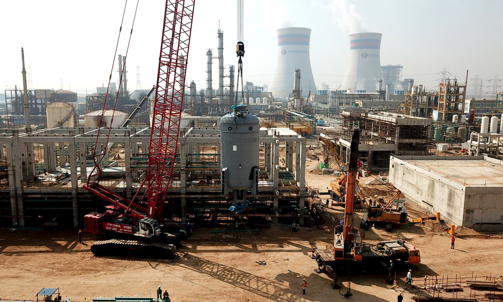 10月11日，隨著起重工一聲清脆的哨聲，中國化學工程所屬天辰公司巴基斯坦PVCIII擴建項目單體最重的設備聚合釜（85噸）緩緩升起，“提升、回轉、下降、就位”整套動作一氣呵成。