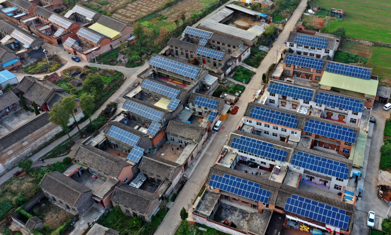 圖為10月12日無人機拍攝的山西省晉城市澤州縣金村鎮金村的屋頂光伏電站。（新華社記者 曹陽 攝）