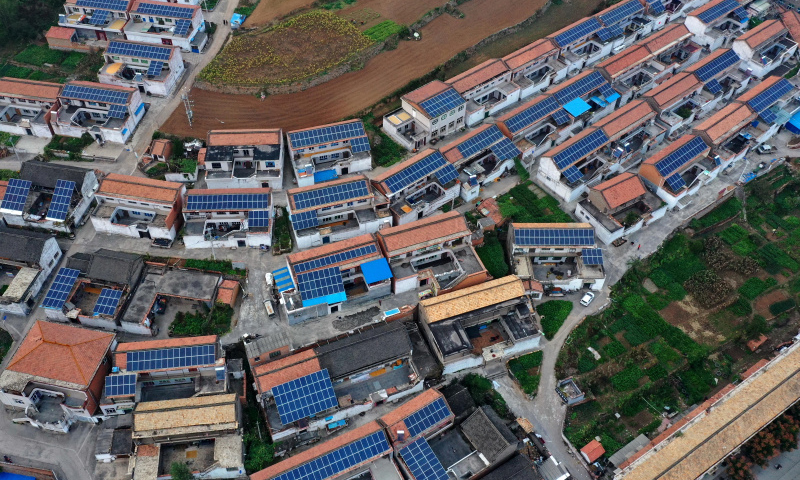 圖為10月13日無人機拍攝的山西省晉城市陵川縣河北鎮河北村的屋頂光伏電站。（新華社記者 曹陽 攝）