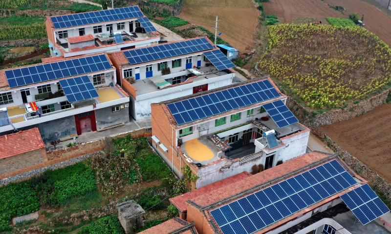 圖為10月13日無人機拍攝的山西省晉城市陵川縣河北鎮河北村的屋頂光伏電站。（新華社記者 曹陽 攝）