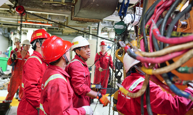 針對到來的秋季施工“黃金期”，海油工程不斷加大施工過程安全、質量風險管控力度，全力保證各項目安全、優質、高效地按計劃有序進展。圖為“海洋石油923”鉆井平臺正在LD21-2-A16H井位作業，吊運安裝柴油機。