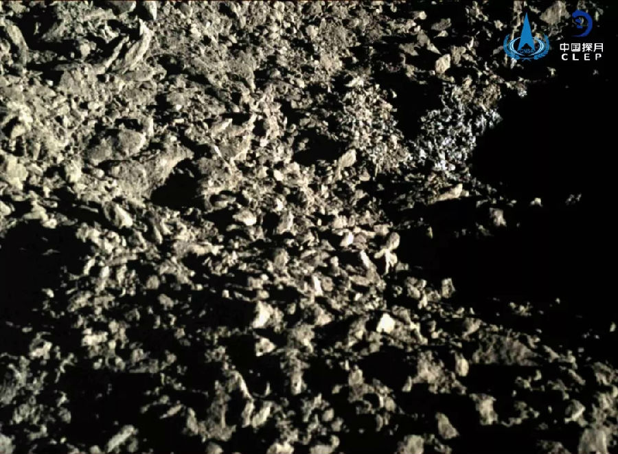 目前，嫦娥四號著陸器和“玉兔二號”月球車工作狀態正常，地面各測控站和中心數據接收及處理正常。目前為止，“玉兔二號”月球車共行走284.661米。第十月晝工作期，兩器將繼續開展科學探測工作，科研人員根據第九月晝間獲得的工程和科學數據開展相關研究工作，為探月工程后續任務積累經驗，提供支持。圖為“玉兔二號”拍攝畫面。