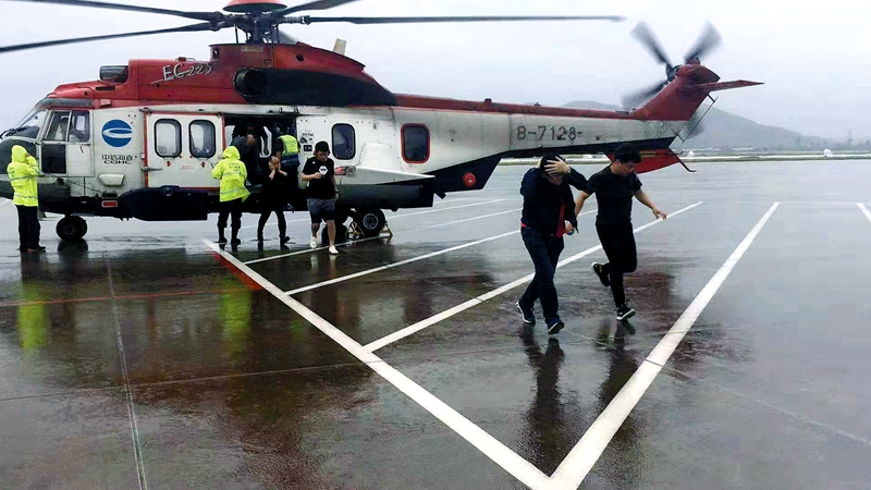 日前，今年第17號臺風“塔巴”進入東海南部海面，給我國東部海域造成一定影響，江浙滬沿海地區遇到大風和暴雨。中國海油提前開展防臺防汛工作，全力保障生產經營的安全平穩運行。海油信科上海分公司提前加固衛星天線，確保臺風期間控制信號正常。浙江LNG、浙江新能源落實防臺防汛二級措施，加強對接收站、加氣站的現場防臺檢查。大榭石化，中海油華東銷售浙江公司、上海公司各所屬加油站、油庫第一時間啟動防臺防汛應急響應，提前落實各項安全措施，平穩應對大風暴雨天氣。圖為最后一班撤臺直升機安全抵達陸地。