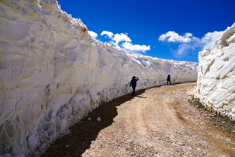 圖為積雪中的施工便道。（金偉 攝）