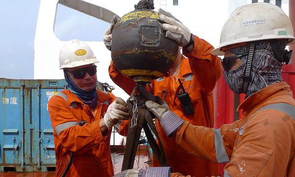 貨油泵轉子是貨油泵的核心部件。“南海勝利”主泵房二號貨油泵轉子從陸地送檢回來后需重新轉運至主泵房進行安裝，主泵房距離甲板面近30米，而且艙口狹小。為了確保吊裝過程中不會碰撞到轉子，甲板和機械人員用鋼管焊接制作成吊架，將轉子固定到吊架上進行吊裝，最終順利將轉子吊運到主泵房。圖為甲板人員檢查吊裝設備。