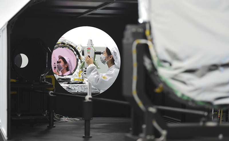 近日，中國航天科技集團有限公司五院508所首臺低溫透射相機，完成了鏡頭裝調和低溫環境測試試驗，正按流程開展定焦面工作。該相機配備目前國內口徑最大的透射式低溫光學系統，研制團隊不斷優化設計方案，實現了研制過程的無縫銜接，有效保證了研制進度。圖為測試人員進行定焦前的準備工作。