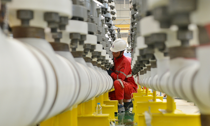 據了解，這些即將交付的設備，包括燃氣壓縮機橇、生產分離器橇、段塞流捕集器橇、化學注入橇、換熱器等，主要用于渤海、南海油氣田開發建設項目。圖為施工人員對生產管進行螺栓緊固工作。