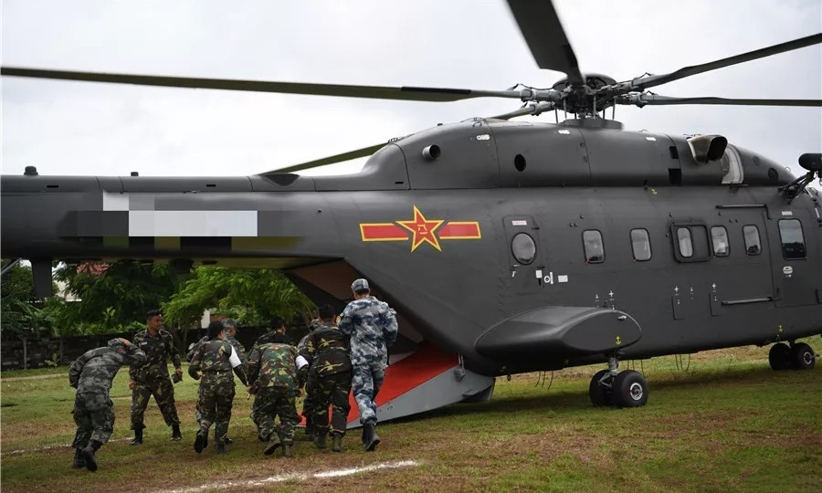 8月19日下午，一輛載有40多名中國游客的大客車在老撾發生嚴重車禍，數十人傷亡。我國“直-8G”新型加改裝救護直升機正在老撾參加中國-老撾軍隊“和平列車-2019”人道主義醫學救援聯合演訓活動，收到車禍消息后，“直-8G”立即搭乘10名中國人民解放軍參演醫療隊成員前往老撾瑯勃拉邦，參加了對車禍重傷同胞的救援行動。據了解，這架直升機是中國航天科技集團有限公司九院13所為陸軍加改裝的首批國產醫療救護直升機。圖為參演醫療隊成員乘機前往車禍現場。