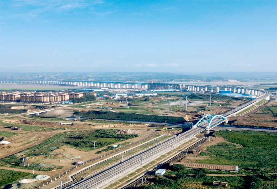 目前，大橋建設已進入收尾沖刺階段，全力確保蒙華鐵路10月1日按期通車。圖為正在建設中的蒙華鐵路三門峽黃河公鐵兩用大橋。