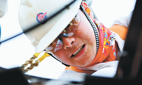 在“燒烤”、“蒸籠”、“開水煮”等各種模式交替轉換中，油工程建造事業部5000多名建設者臉如“紅燜”、護目鏡模糊，個個像剛從熱水里撈出來的一樣。摘下安全帽，不僅里面“溪流”潺潺，窄小的帽帶也能擰出水來，但他們不畏酷暑高溫，施工時嚴格執行施工工藝，用匠心打造高質量產品。