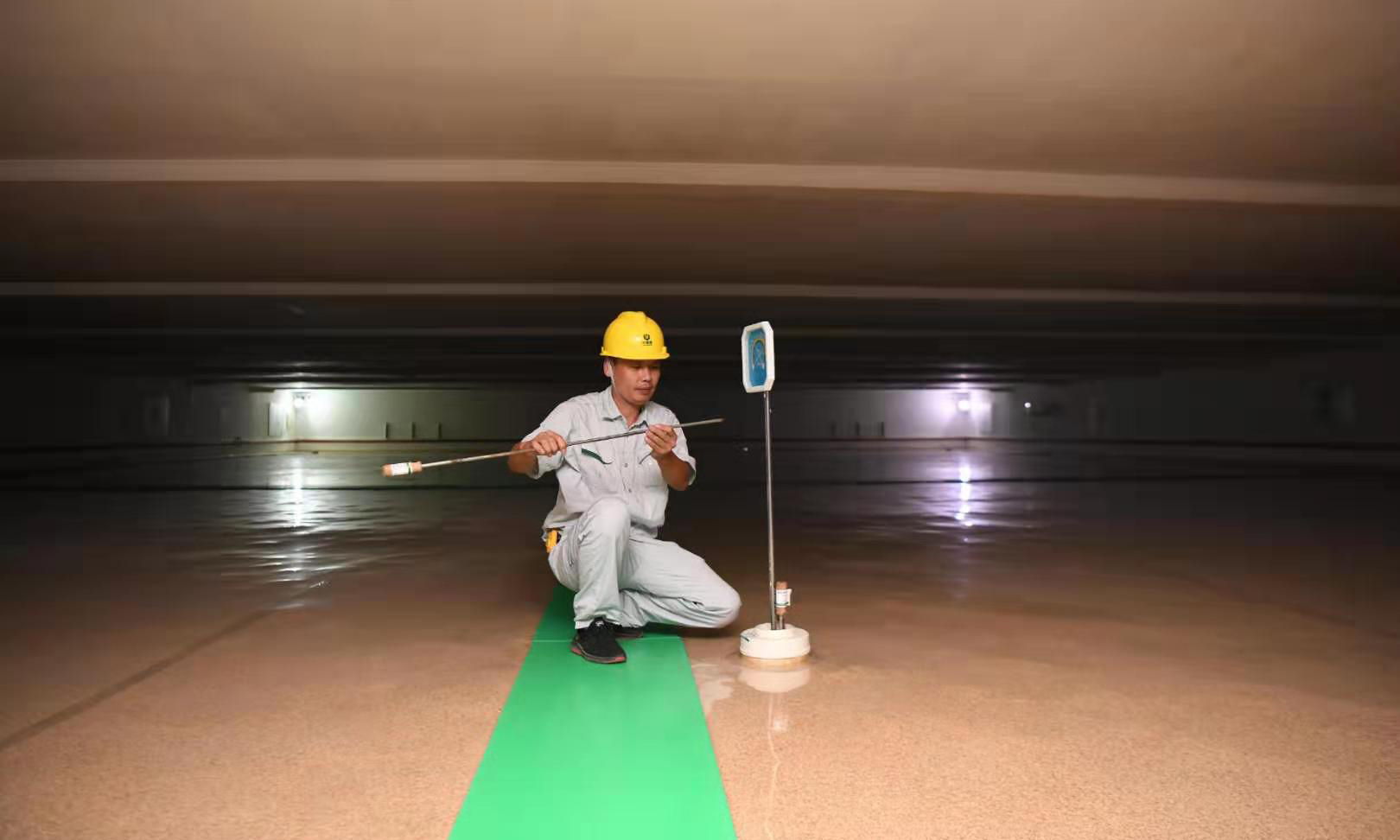 圖為7月30日，中儲糧寧鄉直屬庫工作人員在單薄膜壓蓋倉中的糧溫對照點查看糧食的溫度。糧倉中設置糧溫對照點是為了用傳統的手動測溫桿檢測測溫傳感器的準確性。（新華社記者 薛宇舸 攝）