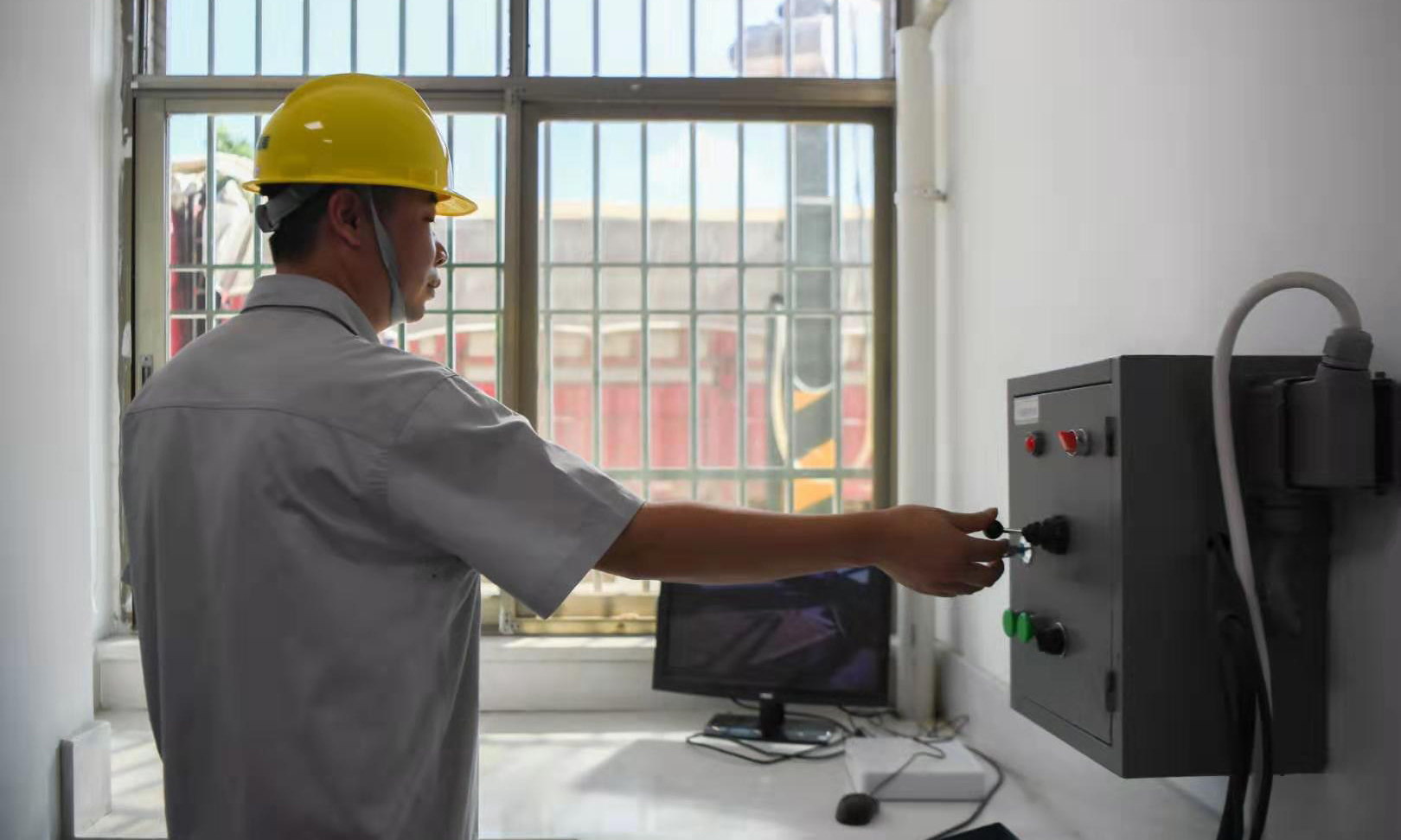 圖為7月30日，中儲糧寧鄉直屬庫檢測員在控制機械對糧食進行扦樣。用機械扦樣替代過去的人工扦樣，能使取樣更均勻。（新華社記者 薛宇舸 攝）