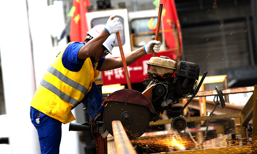 商合杭高鐵建成通車后，將實現華東第二通道客運與貨運的分流運輸，并將與長三角城際鐵路網形成互聯互通，形成我國西北地區與華東地區的快速客運通道，完善中部地區鐵路網布局，對助力區域向更高質量一體化發展有著重要的意義。屆時，杭州至商丘將由11個小時縮短至4個小時左右。圖為作業人員切割鋼軌。（彭特 攝）