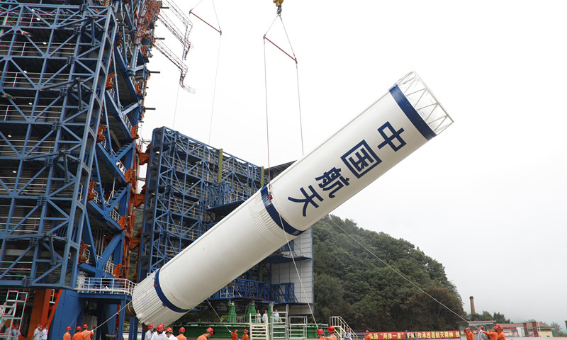 圖為長二丙火箭吊裝。（石立群 攝）