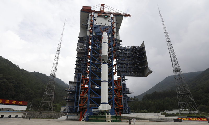 圖為長二丙火箭整裝待發。（石立群 攝）