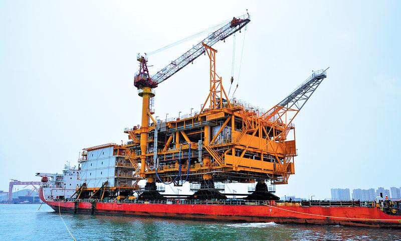 7月23日，中國海油渤海油田開發項目WHPB（井口平臺B）組塊經過安全固定之后，在“海洋石油226”大型運輸駁船背負下，于渤海預定安裝作業區域順利完成海上安裝。7月18日，該模塊拖拉裝船順利完成。WHPB組塊為一座4腿井口平臺，建造過程中依托“一體化”建造工藝，提高了效率，縮短了建造周期，為渤海油田綠色穩產再添新兵。圖為WHPB組塊裝船就位。